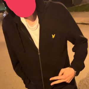 Svart lylescott hoodie  - Säljer en stilren svart hoodie med dragkedja från lylescott . Perfekt för en avslappnad look. Den har långa ärmar och en bekväm passform. Riktigt fräsch och säljs till väldigt bra pris inga defekter rekommenderar!😁