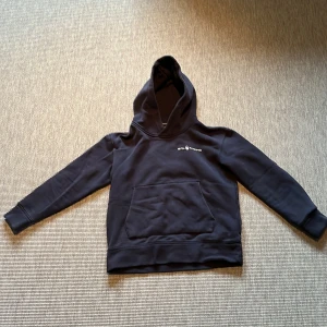 Mörk blå hoodie från Sail Racing - Snygg mörk blå hoodie från Sail Racing med en logga på bröstet storlek 160.