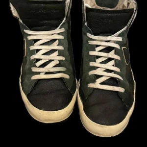 Philip model höga - Snygga svarta höga sneakers från Philippe Model i storlek 43 med vita snören och har en stilren look. Perfekt för alla väder. Hör av dig vid frågor 