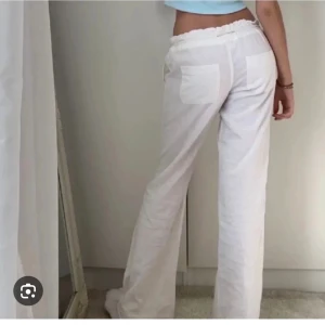 Linnebyxor roxy - Linnebyxor från roxy. Säljer pga att dom inte passar. Har lite små defekter nere vid fötterna, samt ett pyttelitet hål vid ens fickan. Annars i fint skick!! Passar nån som är ca 170!