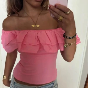 rosa off shoulder topp - lånad bild från @stella.vasteras 💞 jättesöt rosa off shoulder topp, lappen är bortklippt men skulle uppskatta storleken till ungefär xs/s💞💞