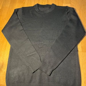 Sweatshirt  - Najs tröja i en snygg färgblandning mellan mörkgrå/mörkblå. Strl S. Skönt material. Hör av dig om du har frågor!