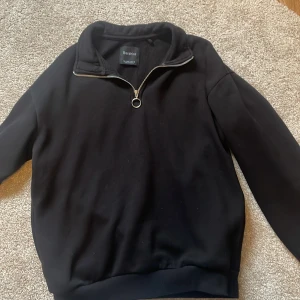 Svart tröja med dragkedja från Bershka - Säljer en stilren svart tröja från Bershka med dragkedja och ringdetalj vid halsen. Perfekt för en avslappnad look. Tröjan har långa ärmar och är tillverkad i ett mjukt material. Den är i storlek S och är perfekt för det mesta. Pris går som alltid att diskutera tveka inte på att skriva👍