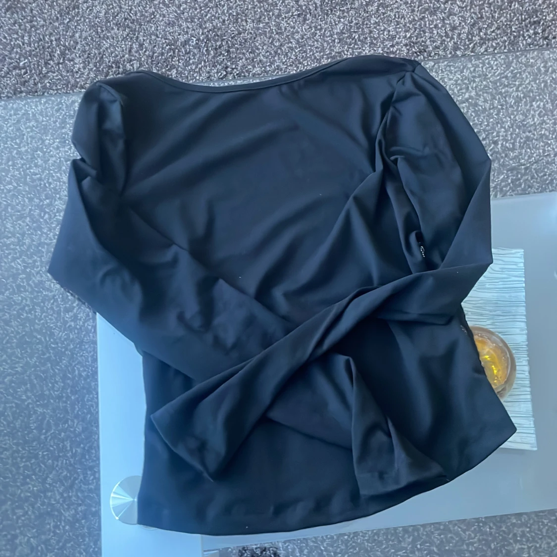 Svart långärmad topp med spetsdetaljer - 1