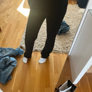 Svarta kostymbyxor  från Vero Moda💕 - Snygga kostymbyxor från Vero Moda, använda 1 gång❤️Jättebra skick, nypris är 500kr❤️