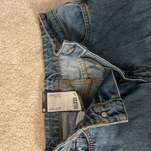 Blå jeans - Snygga vida högmidjade blå jeans köpta från Monki för några år sedan men aldrig använda💘