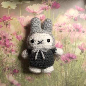 Miffy - Virkad Miffy figur, gjord av 100% akrylgarn och är ca 10cm lång och 6cm bred Hatten är inte fast sydd och går att ta av