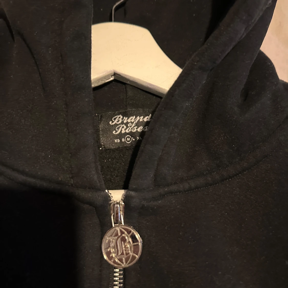 Svart hoodie från Brando Roses - 1