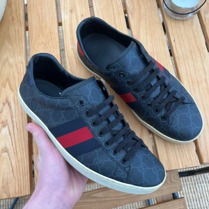 Gucci ace  - Sjukt feta Gucci ace i fint skick, finns små tecken på användning. Storlek 8 passar 42/43. Endast skor finns