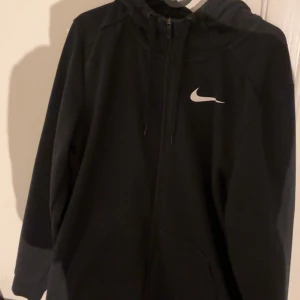 Svart nike hoodie - Säljer en svart vindtät nike hoodie i storlek S då jag inte använder den. Perfekt för våren då man inte vill frysa men samtidigt inte svettas. Nytt skick använts 2 gånger. 1000 kr original pris. Bättre bris vid snabb affär:)