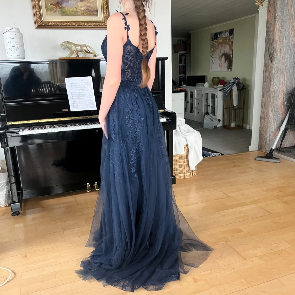 Marinblå balklänning med spetsdetaljer och fina stenar - 1