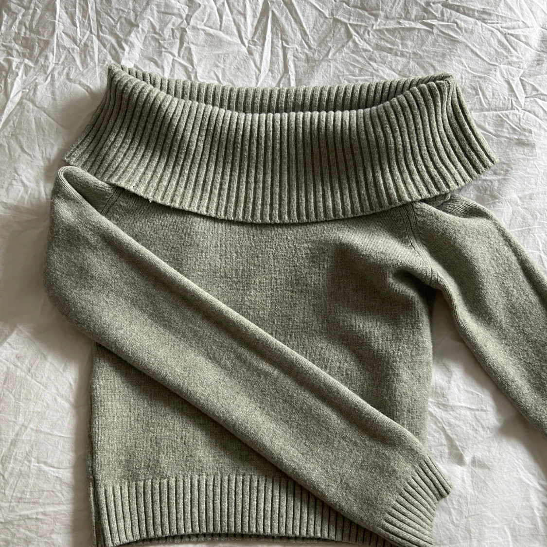 Grå offshoulder tröja från Subdued - 2