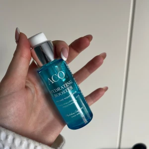 Aco Ansiktsserum - Aco hydrating booster serum. Trippel hyaluronic acid + vitamin b5. Använd, typ halva produkten kvar (se bilder) 💙Väldigt återfuktande och fräscht, använd dag & kväll. 