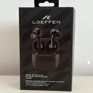 Svarta trådlösa in-ear hörlurar från Loeffen - Säljer ett par svarta trådlösa in-ear hörlurar från Loeffen. De kommer med ett laddningsetui som har batteriindikator. Perfekt för gaming med låg latens och upp till 30 timmars speltid. Hörlurarna är stilrena och praktiska för dagligt bruk. Nya 500kr