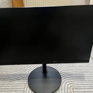 Svart datorskärm från Acer - Säljer en stilren svart datorskärm från Acer med en rund bas och tunna kanter. Skärmen har flera anslutningsmöjligheter på baksidan, inklusive HDMI-portar. Perfekt för både arbete och spel. Ställ frågor ifall du undrar angående hur snabb den är osv. Kvitton finns och hela förpackningen
