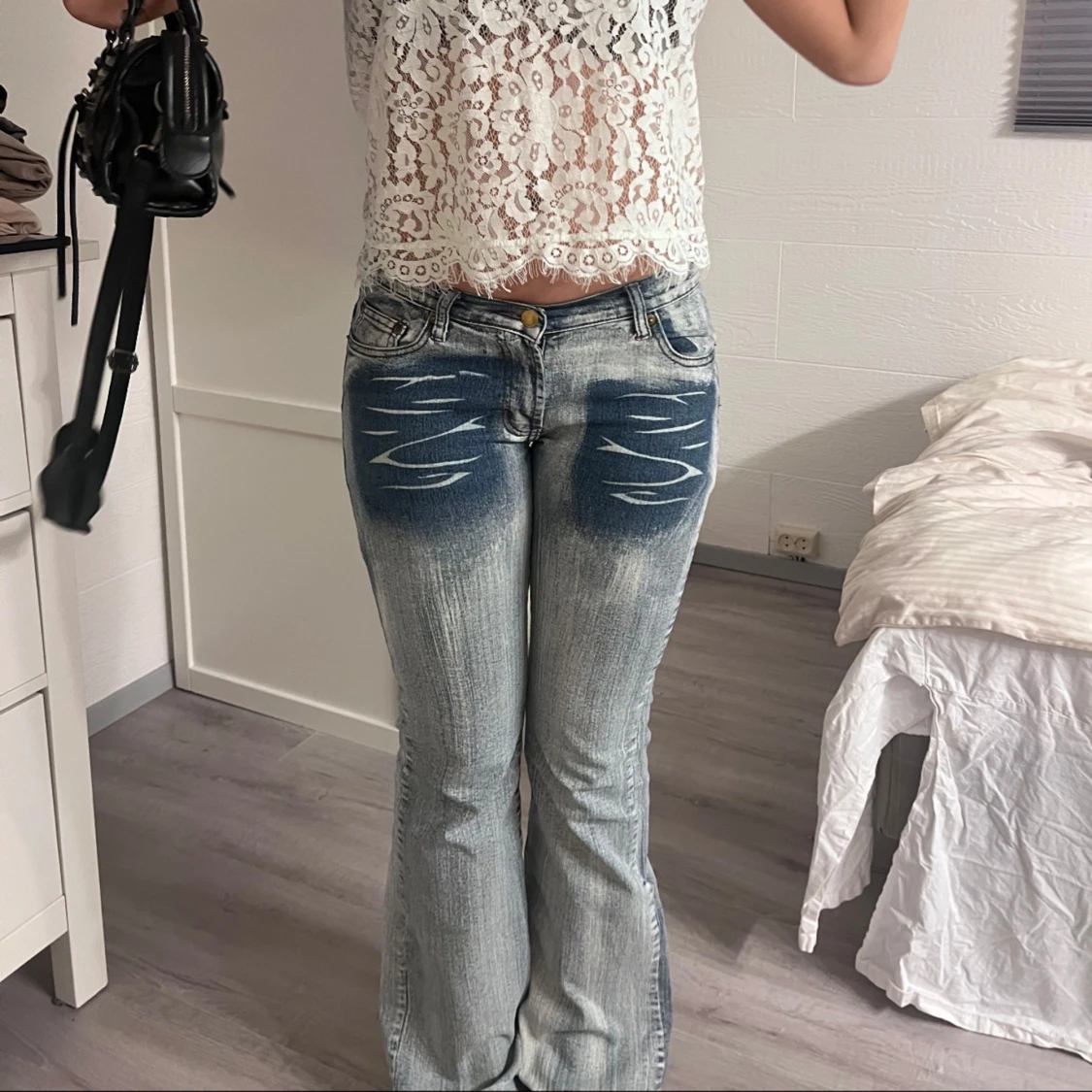 Blå bootcut jeans med slitningar - 2