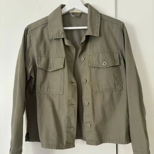 Grön jeansjacka  - En olivgrön jeansjacka som är perfekt nu till våren 😍 jackan är från Kappahls gamla kollektion, men är lika snygg nu! 