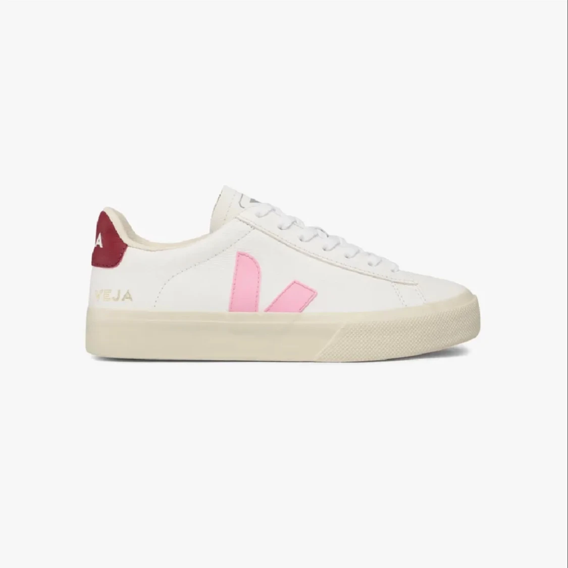 Vita sneakers från Veja med rosa detaljer