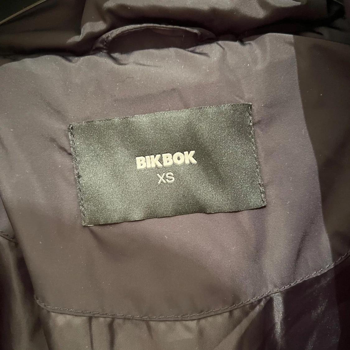 Svart pufferjacka från BikBok - 2