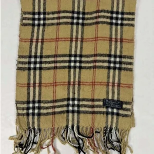 Rutig halsduk från Burberry - Snygg rutig halsduk från Burberry i klassiska färger. Den har fransar i ändarna och är perfekt för att hålla dig varm och stilren under kyliga dagar. Halsduken är som pricken över I:t på din outfit. Skriv vid funderingar!