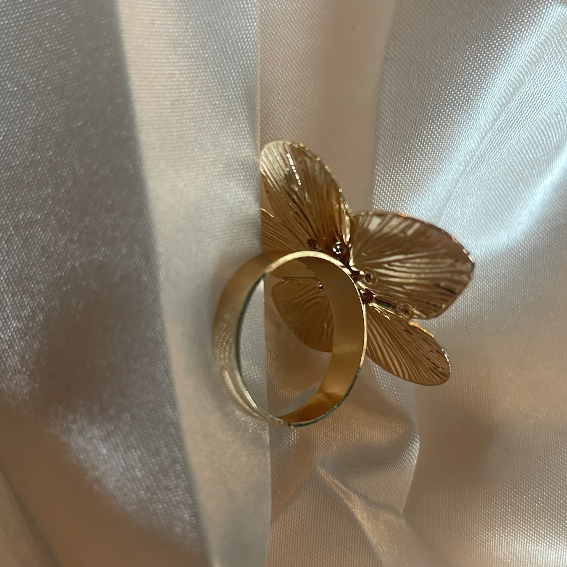 Guldfärgad blomformad ring - 4