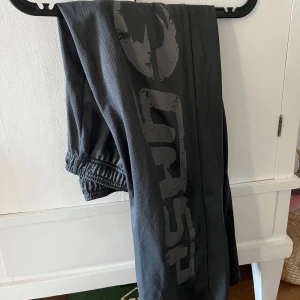 Gasp byxor - Nästan aldrig använda, har dragit ur snörena i midjan dock- (de sitter åt ändå). Lite korta på mig som är 172, byxorna är strl M regular.