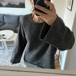 Stickad tröja - Stickad tröja från gina med öppen rygg.