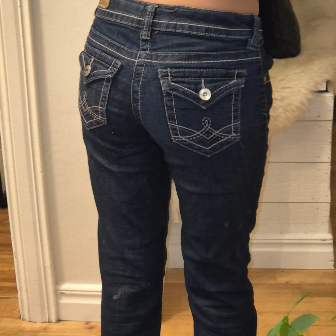 Mörkblå jeans med broderade fickor - 1