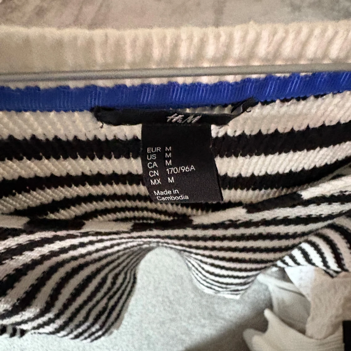 Svartvit randig tröja från H&M - 1