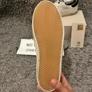 Vita sneakers med röd stjärna - Snygga vita sneakers från Golden Goose med en iögonfallande röd stjärna på sidan. Skorna är köpta för 3300 kr och säljer för 2000 kr.  Använda 4-5 gånger och är nästan intill nyskick. Passar perfekt nu till våren/sommaren! Box och dustbag medföljer. Storlek 42 men passar 42,4-43. Hör av er vid frågor eller funderingar.