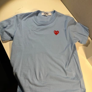 Blå t-shirt från Comme des Garçons - Knappt använd