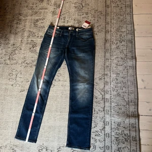 Slim jeans Tommy Hilfiger  - Helt nya med prislapp. Snygga slim fit jeans från Tommy Hilfiger i en mörkblå tvätt. Nypris 1099 mitt: 449😛De har en klassisk femficksdesign och en dragkedja. Perfekta för en stilren look. Våga alltid buda😉
