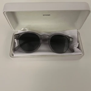 Grå solglasögon från Chimi - Chimi 03 grey, boxen ingår