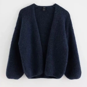 Mörkblå kofta från Lindex - Säljer en mysig mörkblå kofta från H&M. Den har en öppen design utan knappar och långa ärmar. Perfekt för kyliga dagar och att mysa i. Passar bra till både jeans och klänning.