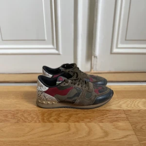 Valentino Rockrunners  i camouflage - Säljer nu ett par asfeta Valentino Rockrunners perfekt till våren! De är unika då jag inte sett nån annan ha på sig de. De är i mycket bra skick med några pyttsesmå defekter. Äkthetsbevis fins!! Hör av er vid frågor!