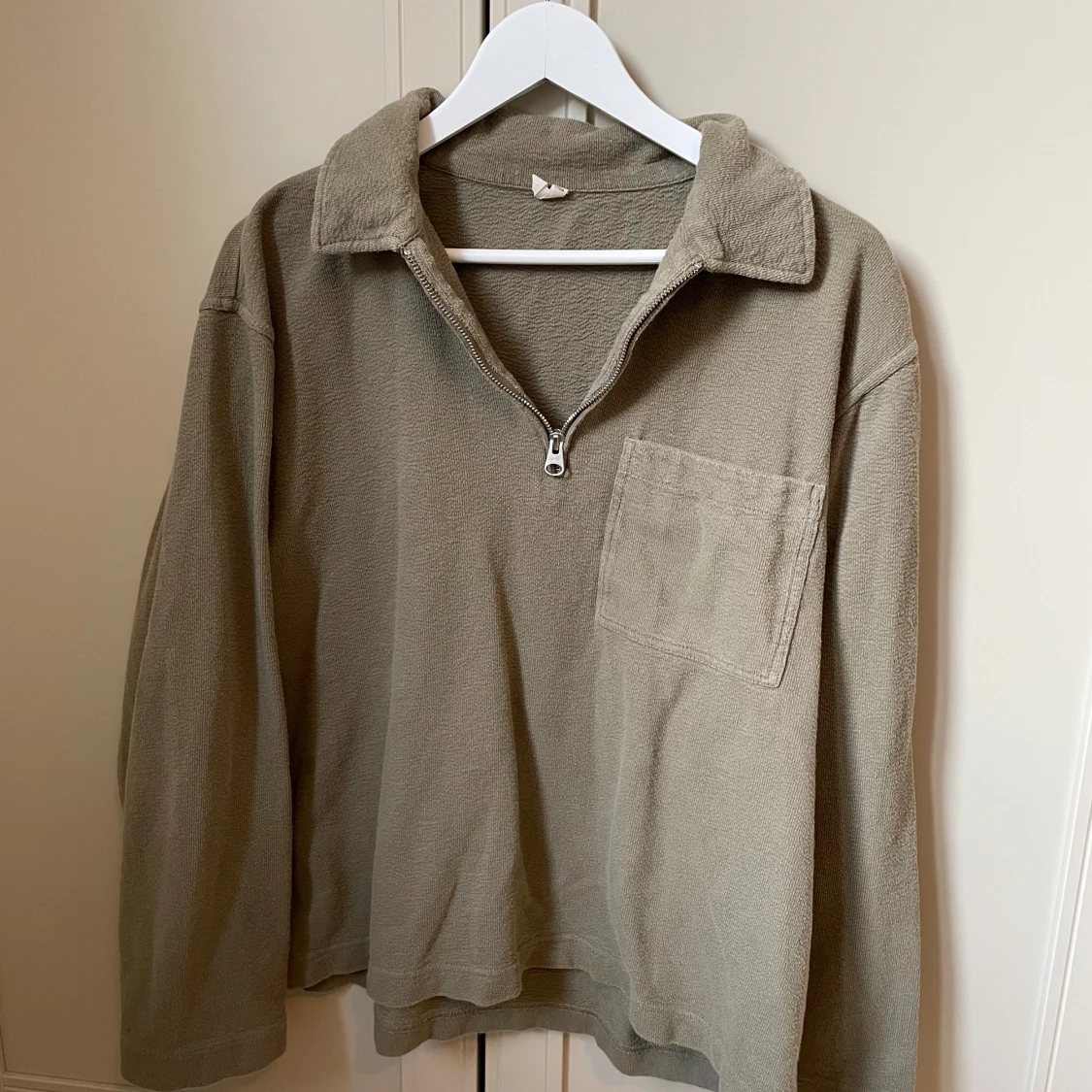 Grön tröja med dragkedja