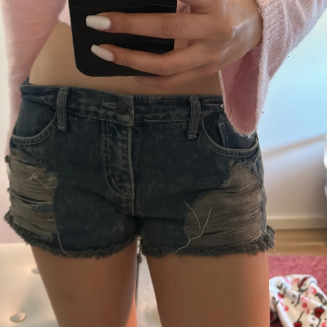 Blå jeansshorts med slitningar - 2