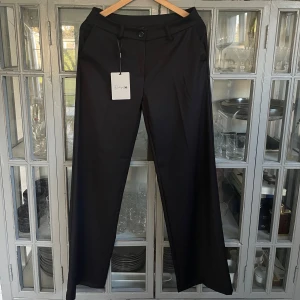 Kostymbyxor från DesignbySi - Byxorna är aldrig använda och är i modellen ” Britney low waisted suit pant” i storlek M. Nypris 605 kr mitt pris 400 kr🩷