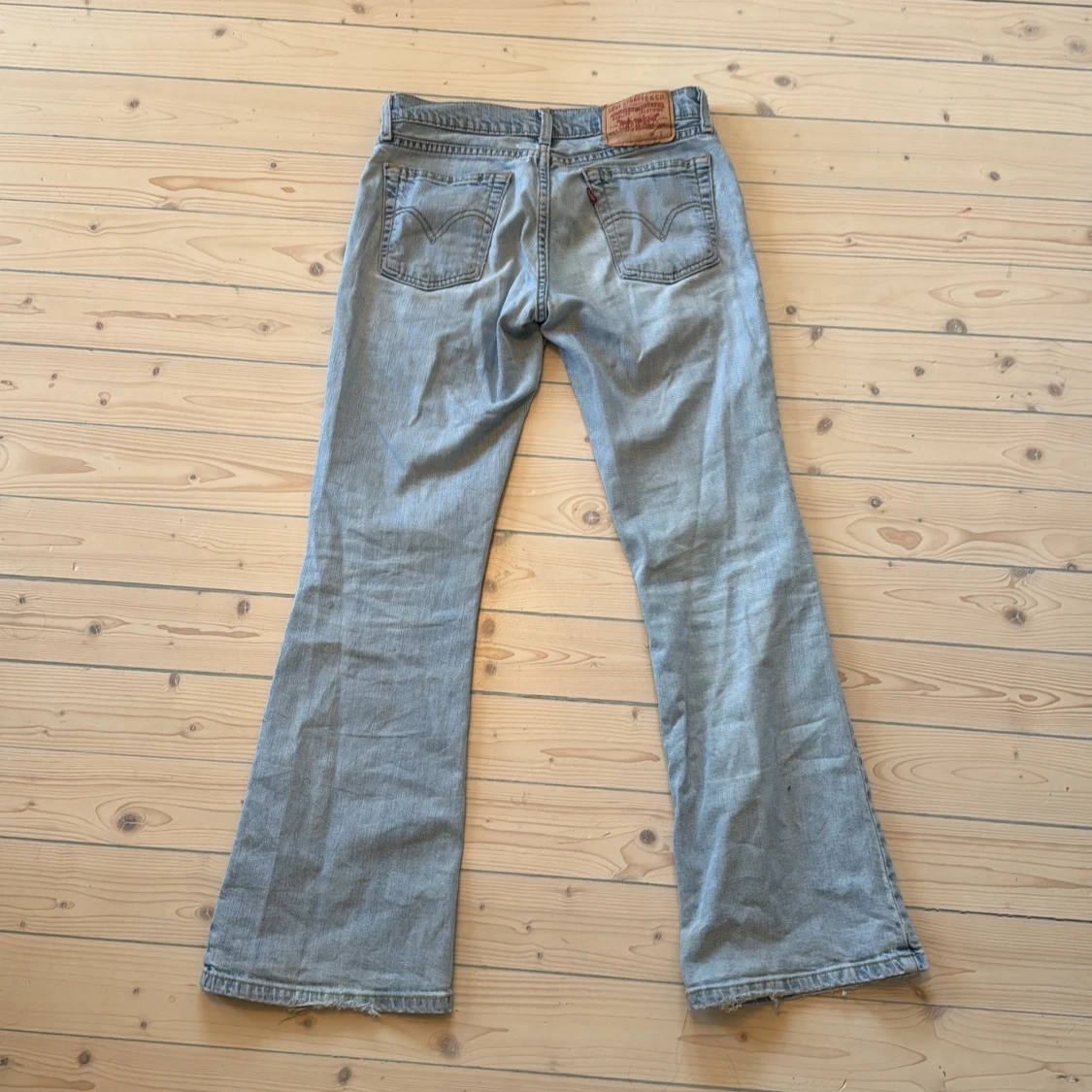 Ljusblå bootcut jeans från Levis  - 1