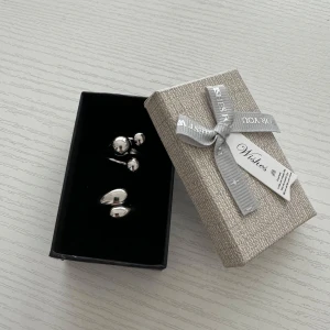 Silverfärgad ringar  - Alla som köper minst tre  ringar får en slumpmässig vald ring på köpet. 🛍️🛍️