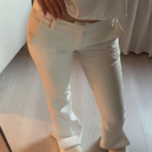 Vita kostymbyxor - Snygga vita kostymbyxor från bikbok.