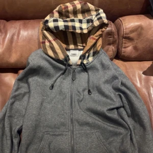 Burberry hoodie - Säljer en grå kashmir hoodie från Burberry. Använd några gånger men har inga hål eller slitage. Pris kan diskuteras.