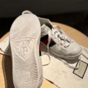Gucci ace - Säljer ett par snygga skor från Gucci. Ny pris 8000 mitt pris 999. Skick är 7/10.