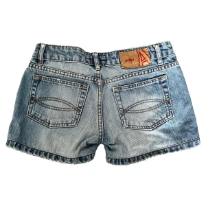 Lowrise shorts  - Vintage y2k low rise jeans shorts i väldigt bra skick. Passar större XS mindre S
