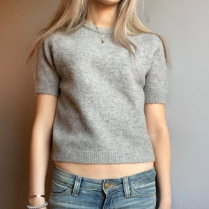 stickad tshirt zara - grå stickad tshirt från zara i storlek s💗 den är  tyvärr lite för liten så kommer ej till användning💗bara att skriva för fler bilder