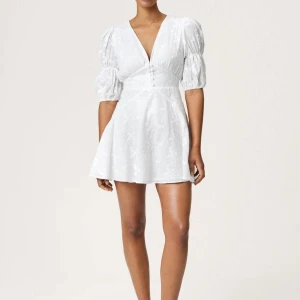 Sicily dress adoore - Snygg vit kortklänning med v-ringning och puffiga ärmar. Aldrig använd men har tyvärr inte lappar kvar!💕