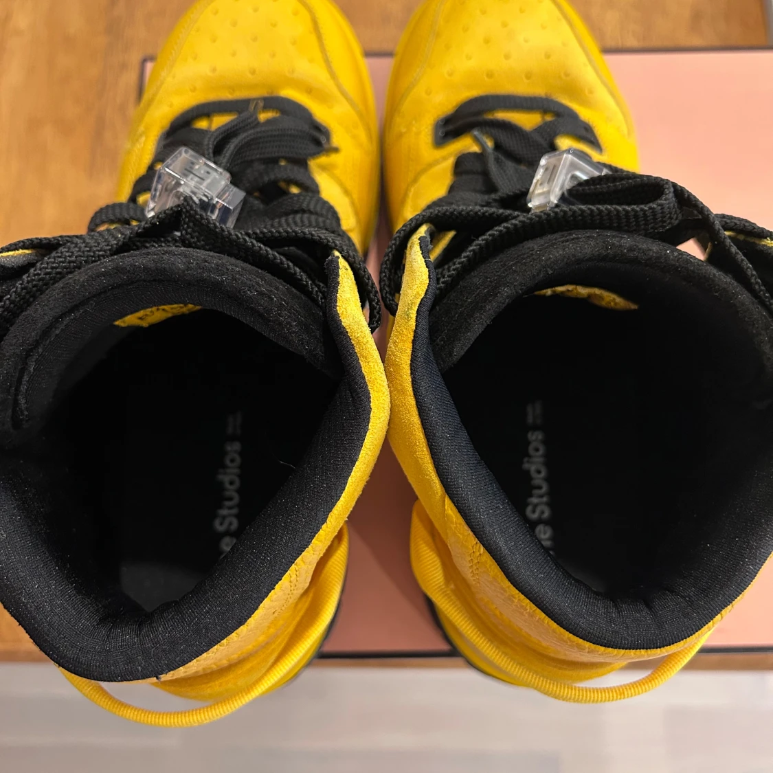 Gula sneakers med svarta detaljer - 1