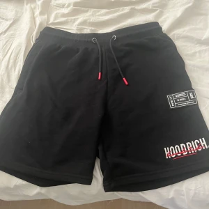 Hoodrich shorts - Svarta hoodrich shorts. Storlek M. Nästintill nyskick endast använda ett fåtal gånger.