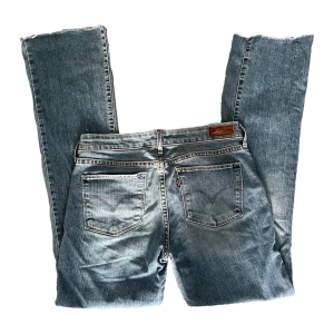 Lowrise jeans  - Snygga vintage lowrise jeans från Levis.  De är klippta vid benen för en normal längd, men annars i väldigt bra skick. 