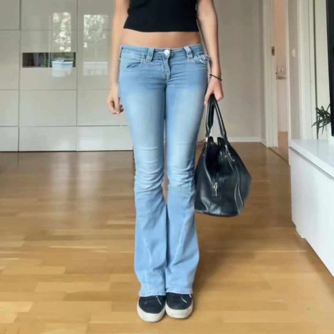 Ljusblå jeans med utsvängda ben